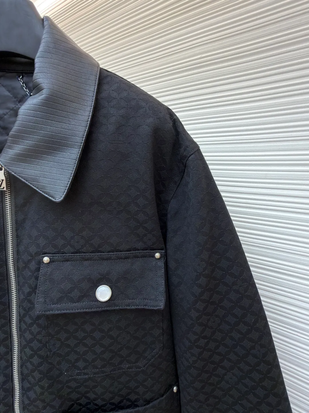 LOUIS VUITTON cotton work jacket ●Article number: 1681527-C00 ●Material: cotton jacquard fabric ●Technology: jacquard production ●Color: black ●Version: fitted version ●Weight: about 995 grams ●Size: S-M-L-XL ●Description: Cotton work tunic jacket This work jacket is made of comfortable cotton with a corduroy effect leather collar, and the jacquard creates a rich texture. The leather patch is the finishing touch and one of the studded patch pockets, and the quilted lining makes it a chic choice that spans all seasons. Wear it with matching trousers for a casual look. Regular fit, 100% cotton, lining: 64% polyester, 36% cotton, all-over logo jacquard, pearlescent buttons on pockets and cuffs, corduroy-effect ribbed collar, quilted lining, zip fastening, studded patch pockets and buttoned flap patch pockets, logo patch on front pocket. The overall wiring is straight and delicate, the fabric is comfortable and soft, and the color is consistent without color difference. It can be matched with the same style to create a fashionable look and control various occasions. Customized accessories, complete with three standards, same style for men and women!